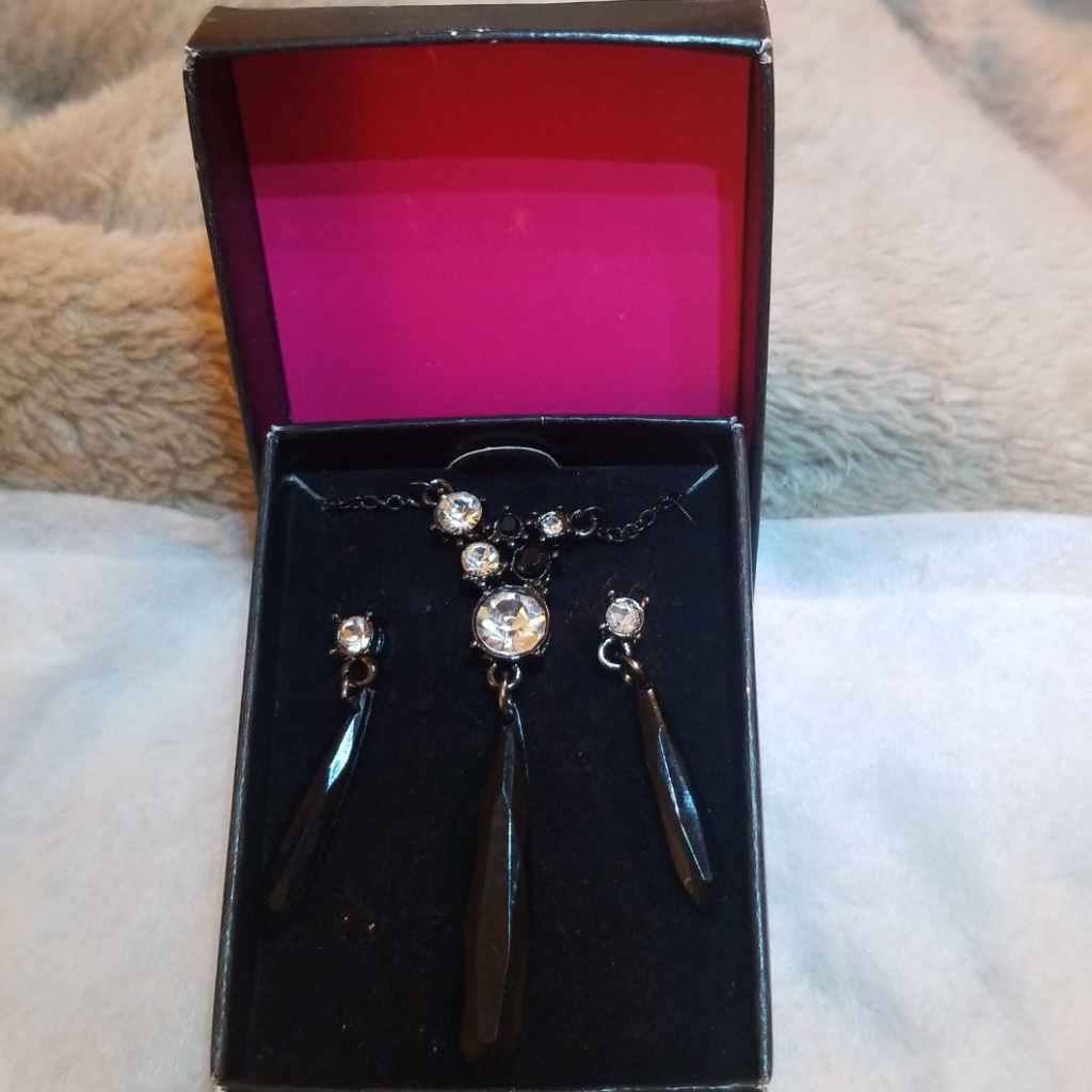 Saq Onyx Rhinestone And Silver Necklace & Earrings